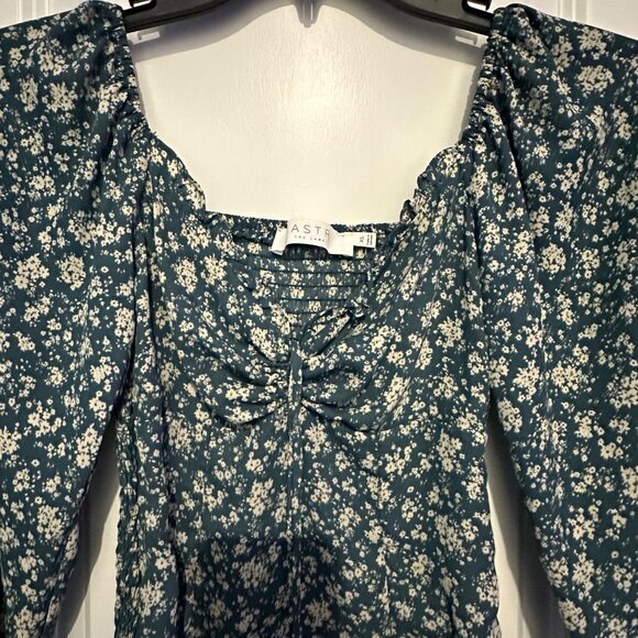 ASTR The Label XS Floral Smocked Long Sleeve Blouse In Blue & White - Picture 5 of 10